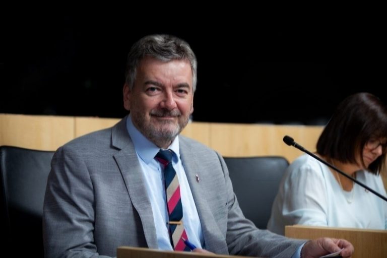 Claude Larochelle quitte la vie politique municipale Ex-conseiller de Fabreville, Claude Larochelle a grandement contribué à élever le débat au conseil municipal de 2017 à 2025. Lors de son dernier mandat, il s’était imposé comme le leader de l’opposition à l’hôtel de ville de Laval.