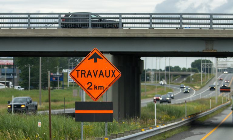 Des inspections de structures routières causeront plusieurs fermetures sur l’autoroute 13 ces prochains jours à Laval. (Photo gracieuseté – Depositphotos)