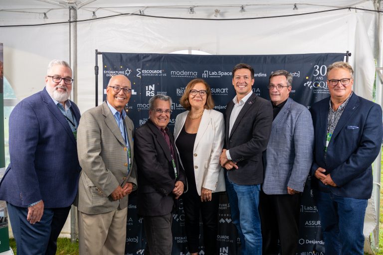 Partenariat historique entre la Fondation Armand-Frappier et le CQIB Dans l’ordre habituel : Benoit Hébert et Luc Reny, respectivement administrateur et président du CA de la Fondation Armand-Frappier, Mario Filion et Maral Tersakian, respectivement DG du CQIB et de la Fondation Armand-Frappier, le maire de Laval, Stéphane Boyer, Éric Daignault, administrateur au CA de la Fondation et petit-fils du Dr Armand-Frappier, et Pierre Lemieux, président du CA du CQIB. Cette photo a été prise lors de la 13e édition du BBQ des Sciences de la vie, le 27 août, au moment de l’annonce de la création du Fonds CQIB.