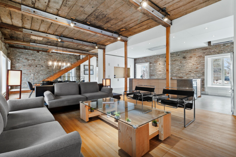 Le bâtiment commercial situé au 4040, boulevard Saint-Martin Ouest comporte deux étages supérieurs ainsi qu’un sous-sol aménagé. (Photo gracieuseté – Sotheby’s Realty)