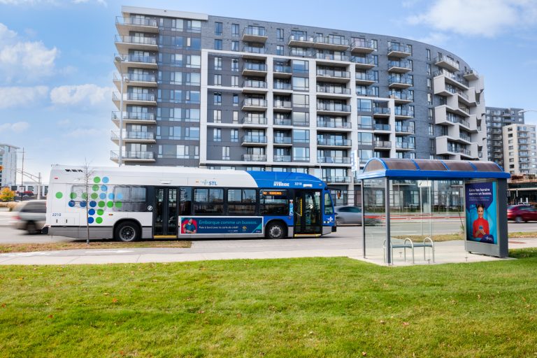 Les horaires changent cette semaine pour les autobus de Laval Alors que le retour en classe et l’automne pointent déjà le nez, la Société de transport de Laval annonce que les horaires de ses autobus auront certains changements. (Photo gracieuseté - Société de transport de Laval)