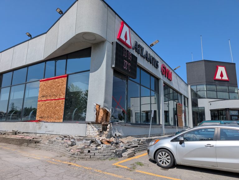 Fuite mortelle du 5 août à Laval: une enquête est lancée La façade du centre de conditionnement physique Atlantis Gym au lendemain de l'accident ayant coûté la vie à deux personnes. (Photo 2M.Media - Nicholas Pereira)