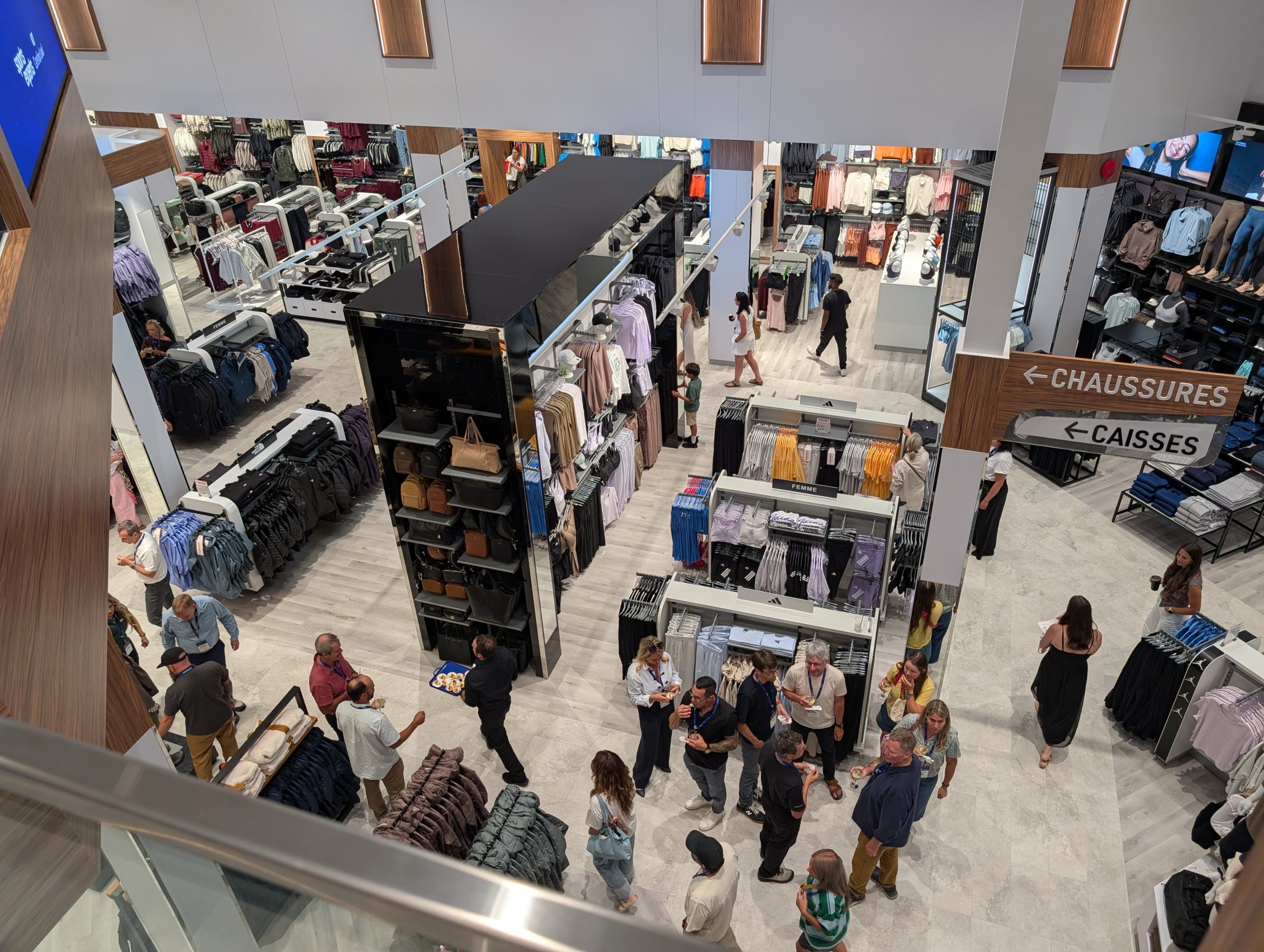 De nombreuses marques de vêtements sportifs haut de gamme sont proposées à la clientèle. (Photo 2M.Media – Nicholas Pereira)