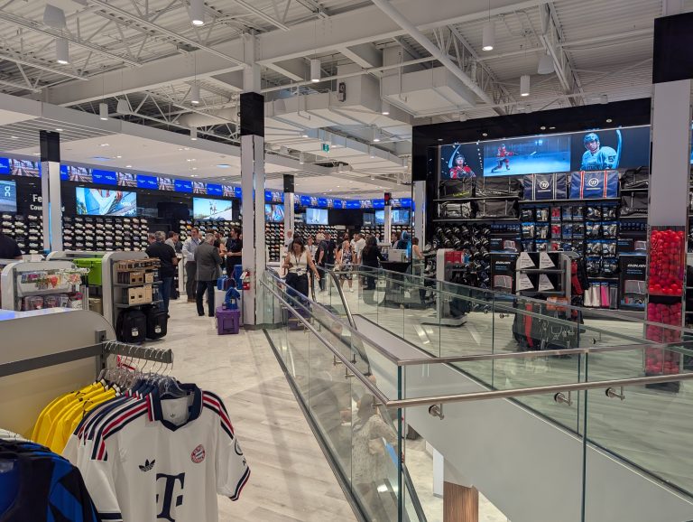 Un Sports Experts modernisé rouvre ses portes au Carrefour Laval La nouvelle succursale Sports Experts du Carrefour Laval est maintenant ouverte après plusieurs mois de travaux (Photo 2M.Media – Nicholas Pereira)