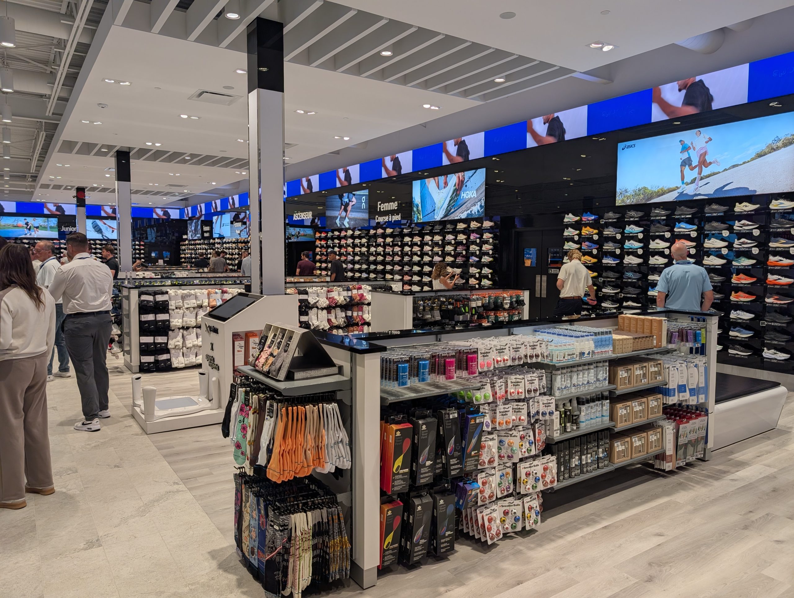 La succursale du Carrefour Laval offre une immense sélection de chaussures en tout genre qui s’étend sur tous les murs du deuxième étage du magasin. (Photo 2M.Media – Nicholas Pereira)