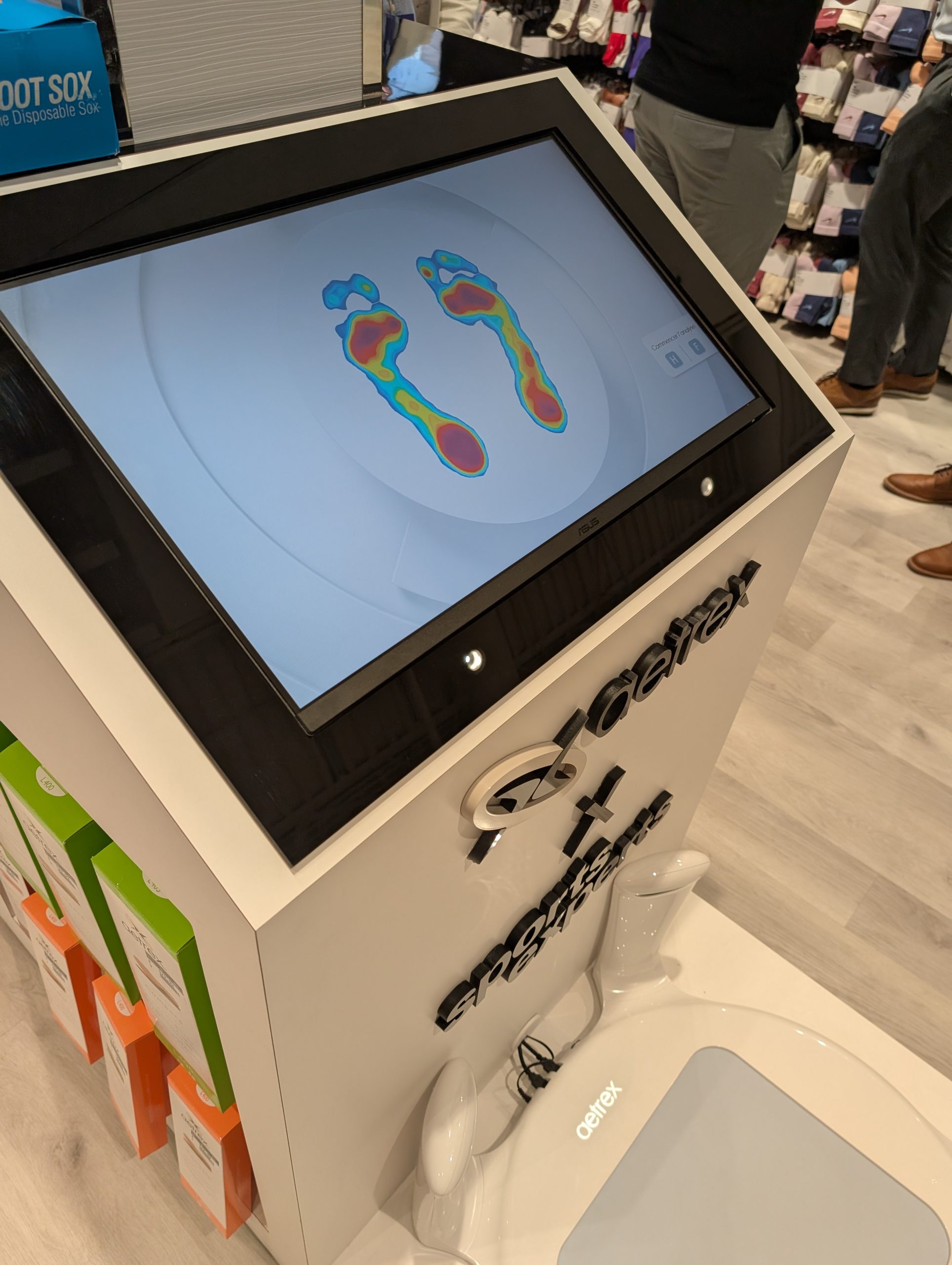 Les appareils Aetrex permettront de mieux cibler les besoins de la clientèle grâce à un outil de numérisation, une technologie utilisée dans un seul autre Sports Experts au Québec. (Photo 2M.Media – Nicholas Pereira)