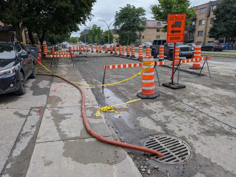 Avis d’ébullition d’eau après un bris d’aqueduc à Laval Un bris récent d’aqueduc aujourd’hui réparé, dans Laval-des-Rapides, force néanmoins les autorités municipales à émettre un avis d’ébullition d’eau temporaire pour ce secteur. (Photo 2M.Media – Nicholas Pereira)