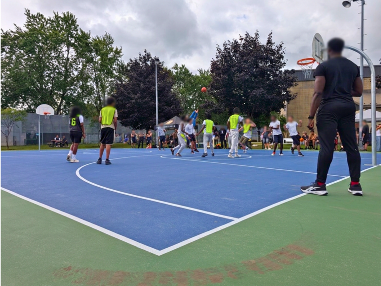 Un nouveau terrain de basketball pour le Centre jeunesse de Laval Le nouveau terrain de basketball du Centre jeunesse de Laval. (Photo 2M.Media – Nicholas Pereira)