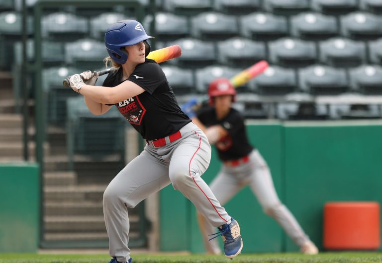 Le rêve éveillé de Camille Proulx Camille Proulx lors d'un camp préparatoire avec la formation canadienne. (Camille Proulx a pris part à trois des cinq matchs disputés par le Canada lors de la phase de groupes de la Coupe du monde féminine de baseball. (Photo gracieuseté – Darryl Gershman)