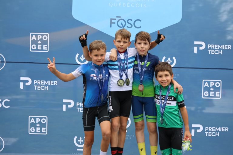Un jeune Lavallois devient champion provincial de cyclisme sur route Au centre, le Lavallois Étienne Frappier qui est devenu champion provincial en cyclisme sur route chez les garçons de moins de 11 ans. (Photo gracieuseté)