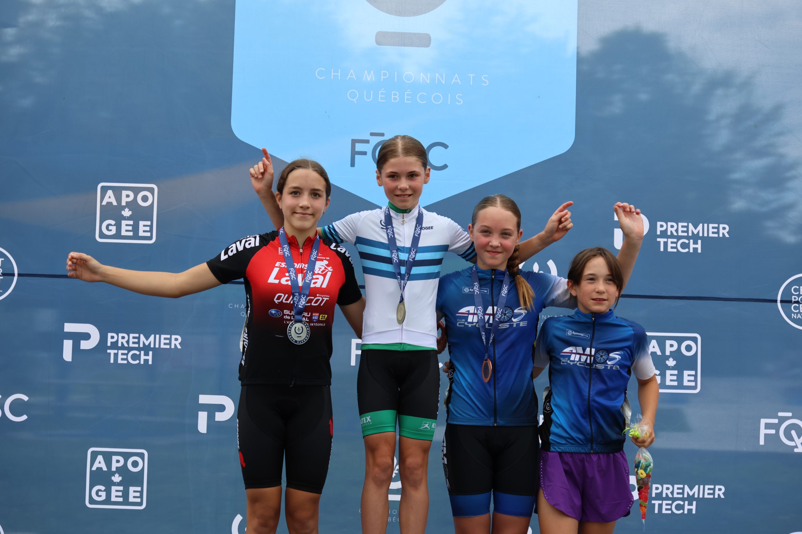 À gauche, la Lavalloise Raphaëlle Nadeau qui est devenue vice-championne québécoise sur route chez les U13. (Photo gracieuseté)