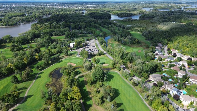 Conversion du Golf Ste‑Rose: jusqu’au 29 août pour partager vos idées D’ici à ce que la Ville convertisse le terrain de golf Ste-Rose en un grand parc-nature, les opérations du club se poursuivront jusqu’à la fin de la saison 2027 à la faveur d’un bail qui rapportera 200 000 dollars dans les coffres de la municipalité.