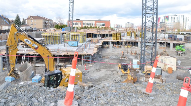 Près de 2000 habitations en chantier à mi-année Laval poursuit sur son irrésistible lancée de 2025, une année record qui avait vu sortir de terre plus de 4600 unités d’habitations, pulvérisant l’ancienne marque de 3234 unités qui tenait depuis 17 ans.