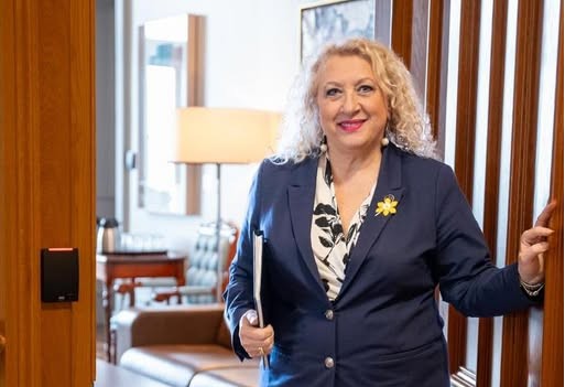 Faux départ pour la députée Sona Lakhoyan Olivier, candidate à sa réélection Députée indépendante de Chomedey, Sona Lakhoyan Olivier sollicitera un renouvellement de mandat lors du scrutin du 5 octobre prochain.