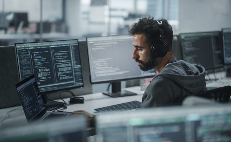 Attribution et gestion de contrats: les projets numériques sous la loupe de la vérificatrice générale Les services de l’Innovation et des technologies (SIT) et de l’Expérience citoyenne (SEC) ont fait l’objet d’un audit de performance dans le cadre des travaux menés en 2025 par le Bureau du vérificateur général de Laval.