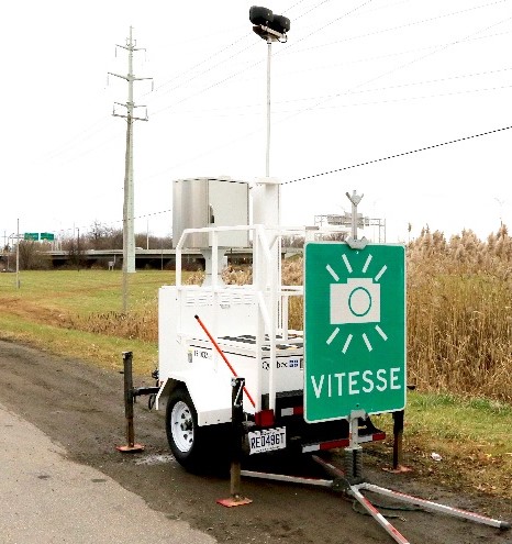 Radar photo mobile sur un chantier de l’autoroute 13 Des accrocs aux limites de vitesse ayant été observés, les gens devant emprunter le secteur des autoroutes 13 et 520 devront désormais se méfier d’un radar photo mobile. (Photo gracieuseté – MTQ)