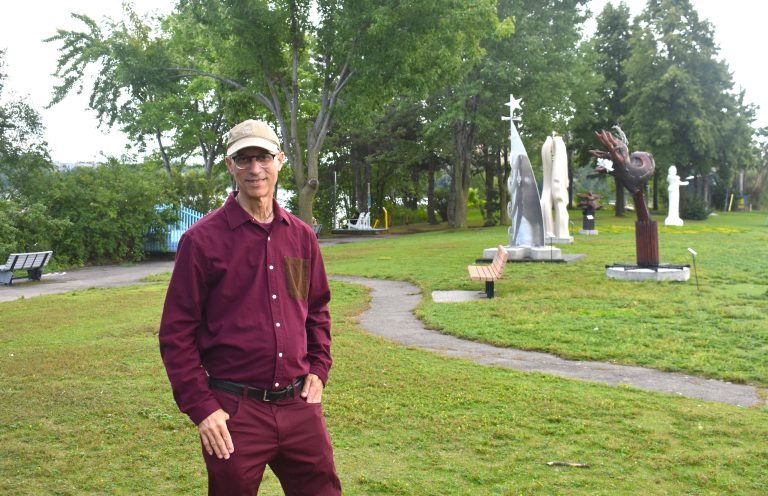Des sculptures monumentales prennent place dans Pont-Viau Denis Leclerc est commissaire de l’exposition et vice-président de l’Atelier 213. (Photo 2M.Media – Emmanuelle Froment)