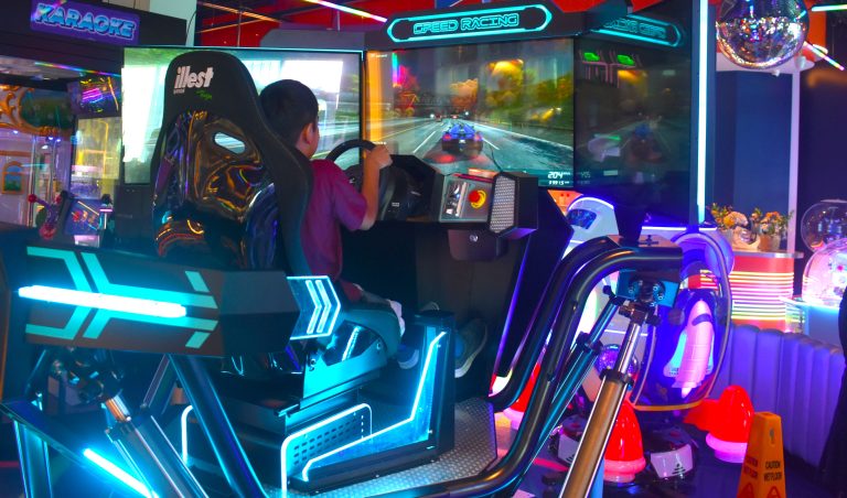 Le temple des arcades japonaises s’installe dans Pont-Viau Le simulateur de course automobile séduit les enfants aussi bien que les adultes. (Photo 2M.Media – Emmanuelle Froment)