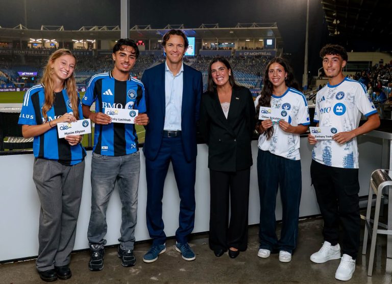 Les récipiendaires Maxim Ellyson, Zaky Lachhab, Chloe Scicchitano et Zachary Tsokos en compagnie de Gabriel Gervais, président et chef de la direction du CF Montréal, et de Marie-Ève Desrochers, directrice du développement philanthropique à la Fondation Aléo. (Photo gracieuseté)