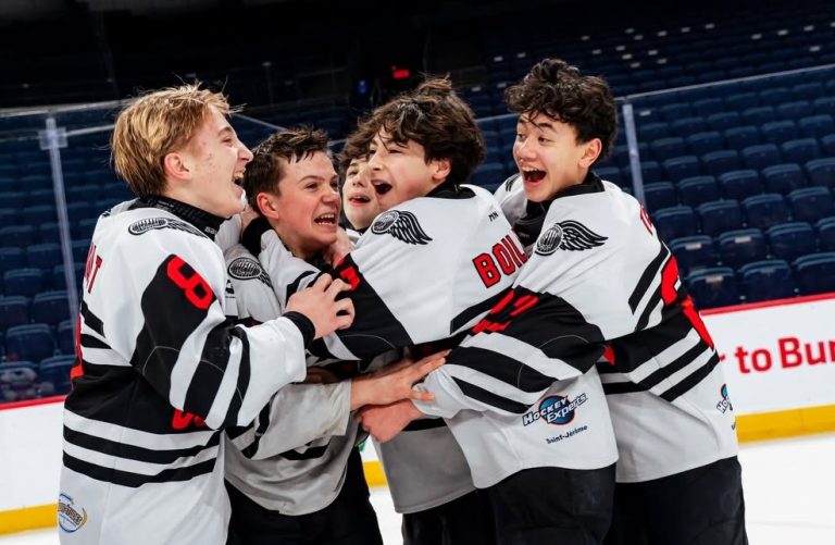 Des joueurs célébrant leur conquête du titre lors de la première édition du Tournoi international M15 du Grand Montréal. (Photo gracieuseté - ALTA Média)