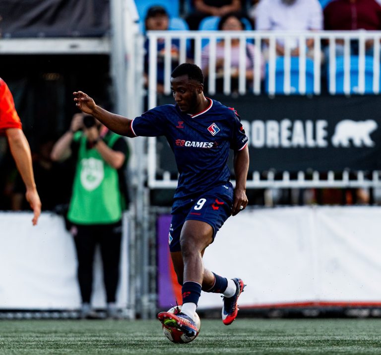 Un verdict nul au goût amer pour le FC Supra L'attaquant Loïc Kwemi a obtenu une passe décisive pour le FC Supra dans ce match aller en demi-finale du Championnat canadien. (Photo gracieuseté - FC Supra)