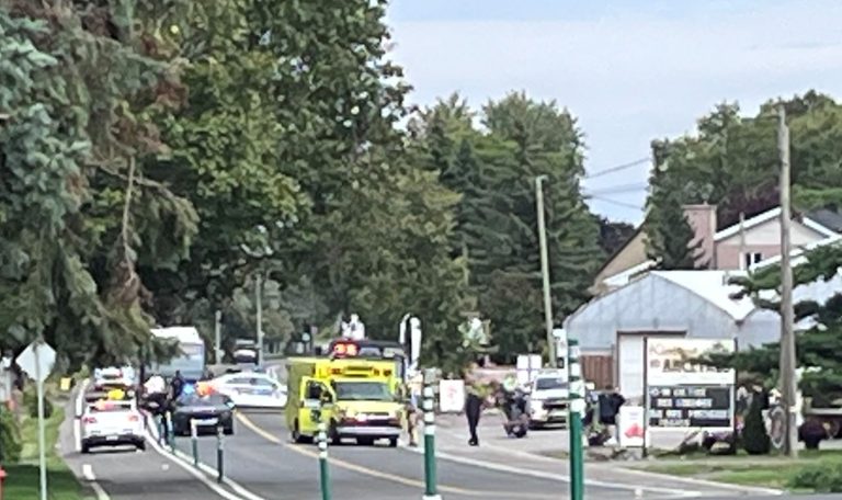 Après avoir été fermé durant près d’une heure, le boulevard Sainte-Rose devrait être rouvert à la circulation bientôt par la police de Laval. (Photo 2M.Media – Marie-Noëlle Bouchard)