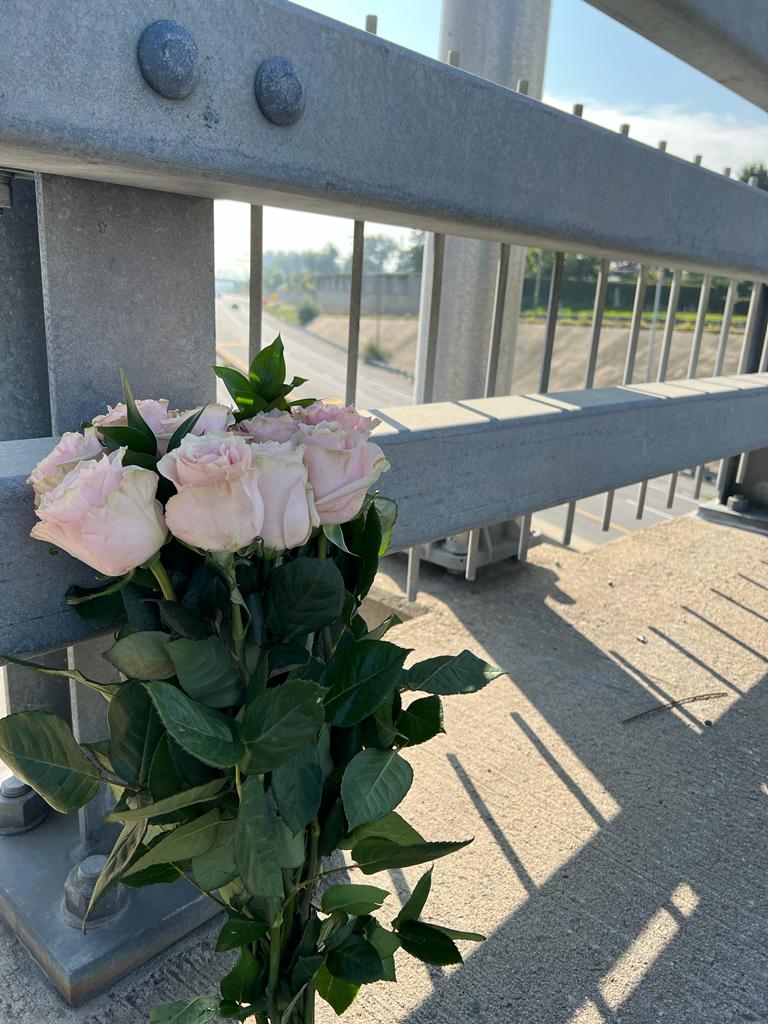 Depuis 2022, la députée Virginie Dufour se rend à l’actuel viaduc de la Concorde pour y déposer une rose.(Photo gracieuseté)