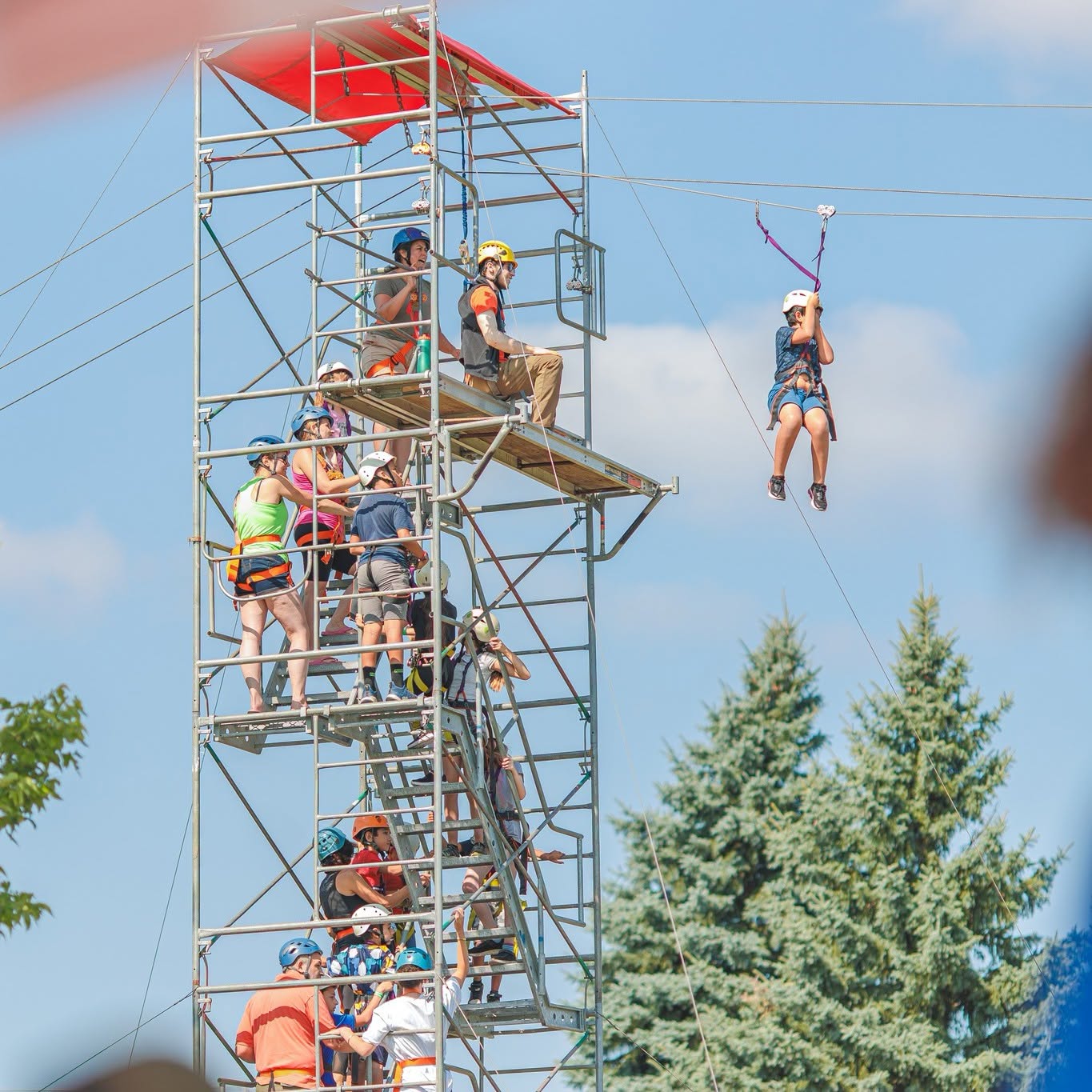 Une mini-tyrolienne ainsi qu’une plus imposante seront disponibles à la Fête de la famille de Laval. (Photo gracieuseté – Page Facebook Ville de Laval)