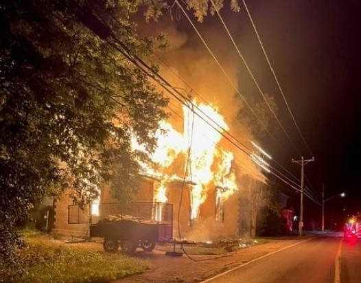 Feu et perte totale d’une maison très ancienne à Laval Les pompiers de Laval se sont trouvés face à un violent brasier durant ce feu survenu chemin de la Petite-Côte, dans la nuit du samedi 19 septembre, à Sainte-Rose. (Photo gracieuseté)