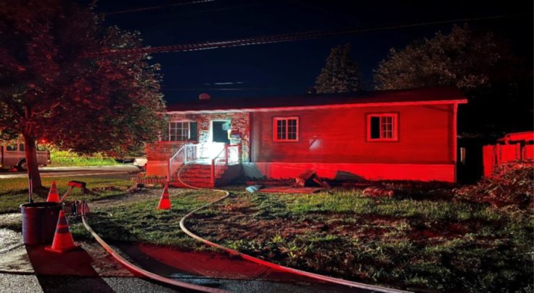 130 000$ de dégâts et citoyen à la rue après un feu dans l’est de Laval Il aura fallu une bonne heure pour que les pompiers de Laval ne maîtrise ce feu de nature accidentelle survenu rue Mirelle, à Saint-François, dans la soirée du vendredi 18 septembre. (Photo gracieuseté)