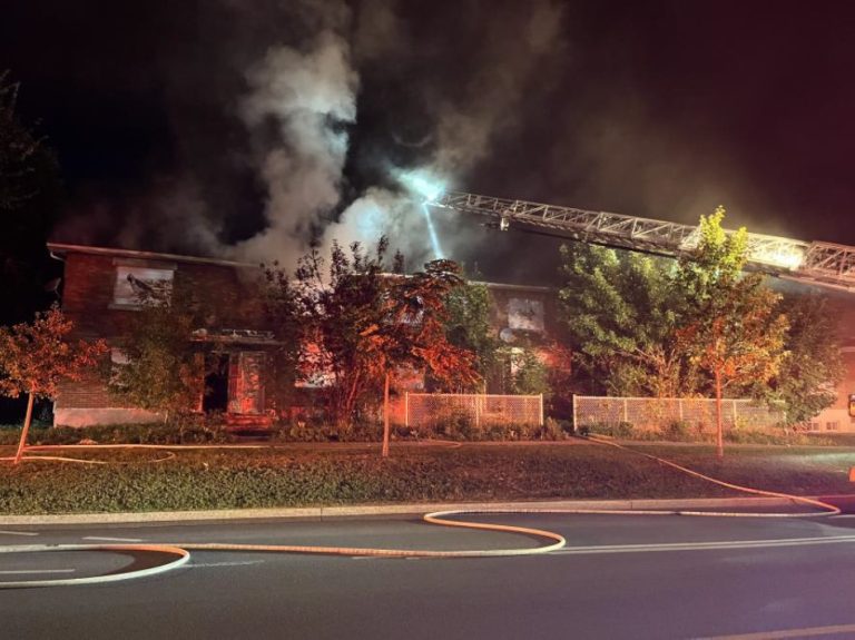 Feu suspect d’un immeuble de l’OMH à Laval Les pompiers de Laval ont maîtrisé ce feu de nature hautement suspecte, boulevard Notre-Dame, dans Chomedey, en une bonne heure et demie, dans la nuit du samedi 19 septembre. (Photo gracieuseté)