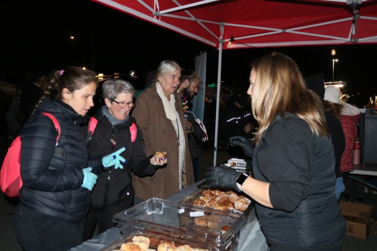 En plus d’accueillir le rassemblement de la Nuit des sans-abri, RONA Pont-Viau collectera des fonds pour le ROIL à ses caisses au cours des prochaines semaines. (Photo gracieuseté – Page Facebook La nuit des sans-abri de Laval)