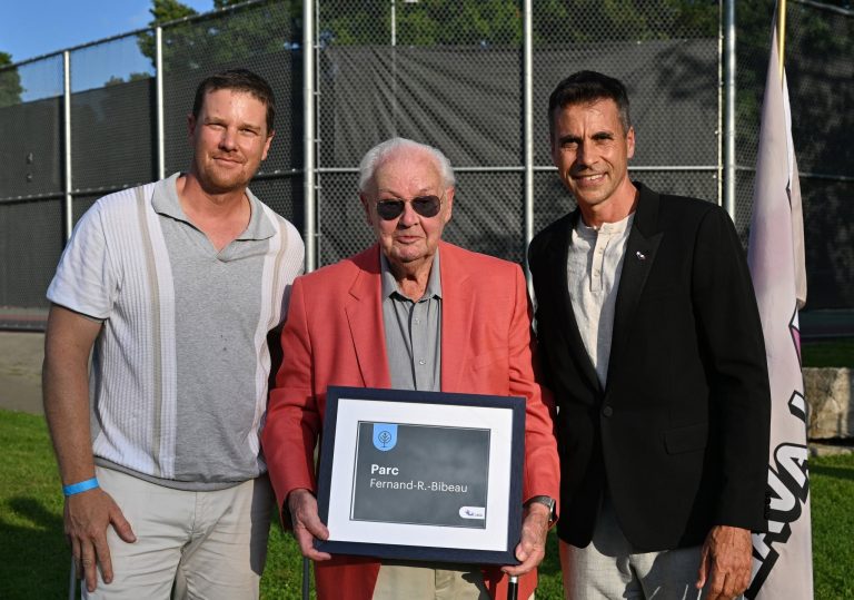 Un parc en l’honneur du dernier maire survivant de la fusion de 1965 L’ancien maire de Laval-sur-le-Lac, Fernand R. Bibeau, est ici entouré de Dominic Bergeron et Nicholas Borne, respectivement président de l’Association des citoyens de Laval-sur-le-Lac et conseiller municipal de Laval-les-Îles.