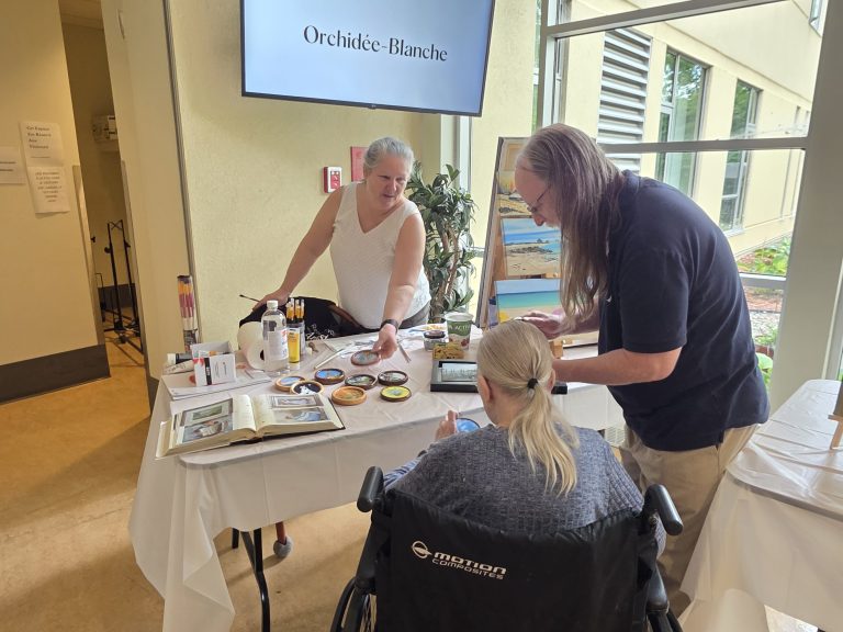 Des peintres des Loisirs Ste-Béatrice animent un CHSLD de Vimont Marielle Villeneuve, peintre bénévole aux Loisirs Ste-Béatrice, interagissant avec des aînés au CHSLD Vigi L’Orchidée blanche. (Photo 2M.Media – Corinne Prince)