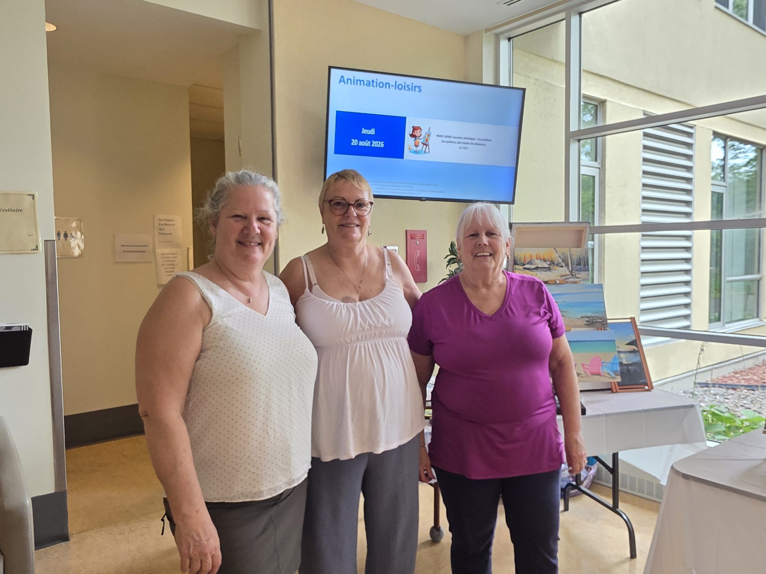 Marielle, Monique et France, trois peintres créant ensemble depuis 30 ans au sein des Loisirs St-Bruno de Laval, puis aux Loisirs Ste-Béatrice. (Photo 2M.Media – Corinne Prince)