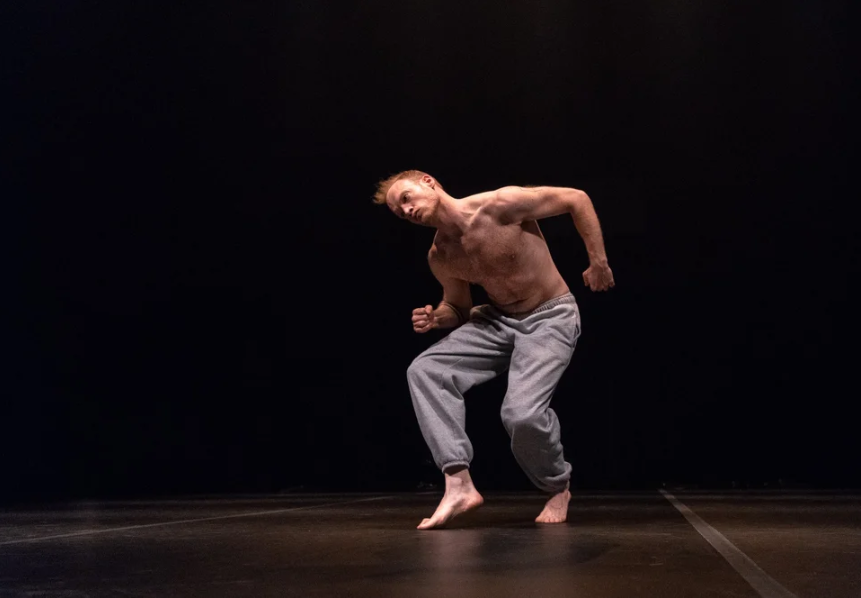 18 P_R_A_C_T_I_C_E_S est un solo interdisciplinaire de danse signé Andrew Turner. (Photo gracieuseté - Nathalie Duhaime)