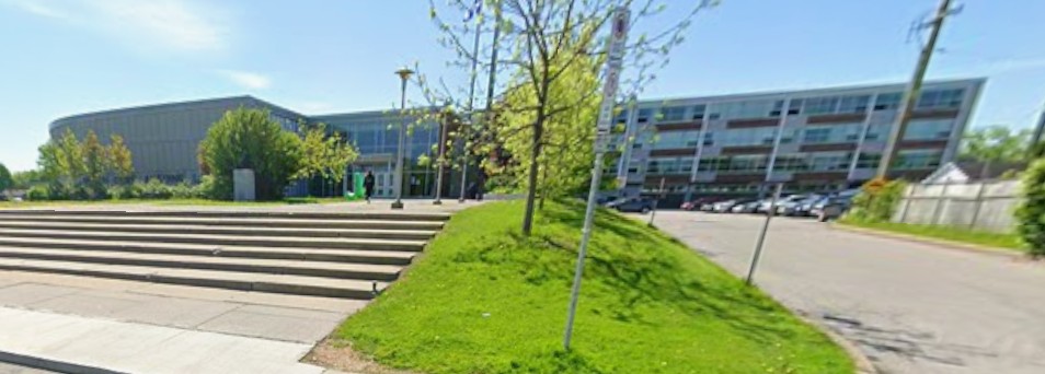 La victime a connu son agresseur quand il était son professeur d’écologie à l’école secondaire Curé-Antoine-Labelle, dans Sainte-Rose. (Photo gracieuseté – GoogleMaps)