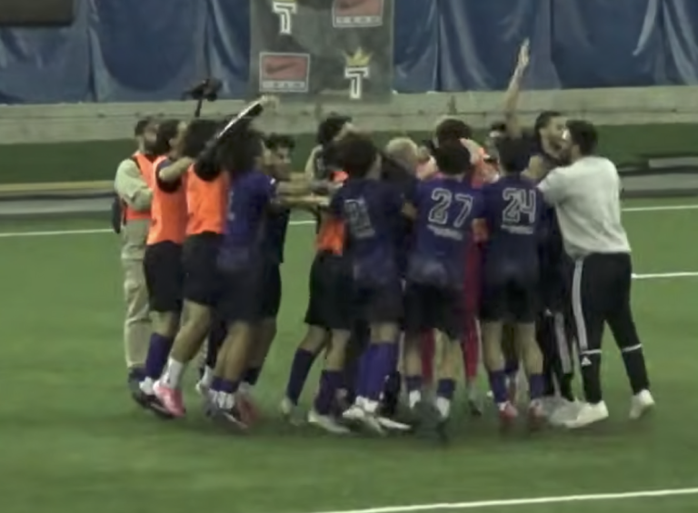Les joueurs du FC Laval célébrant la victoire acquise au terme d'une séance de tirs au but. (Capture d'écran - Soccer Québec)