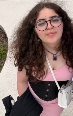 Photo plus complète d'Eva Haji, une jeune fille de Laval dont la sécurité pourrait être menacée en ce moment. (Photo gracieuseté - Service de police de Laval)