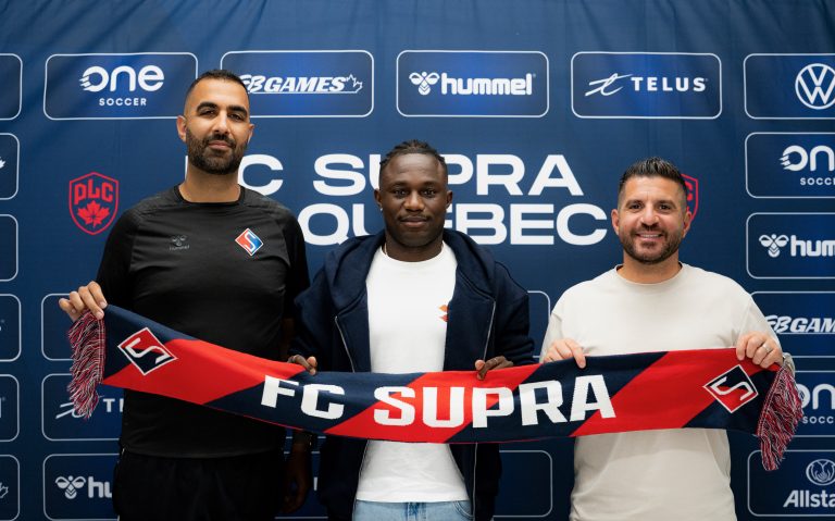Le FC Supra s’entend avec Zachary Brault-Guillard Nick Razzaghi, entraîneur-chef du FC Supra, Zachary Brault-Guillard et Rocco Placentino, président du FC Supra. (Photo gracieuseté - FC Supra)