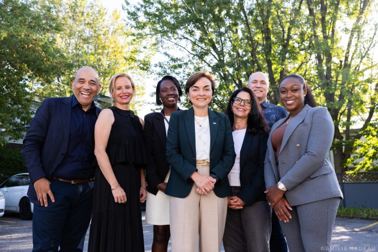 Une campagne «dynamique et positive» des candidats caquistes de Laval Les candidats caquistes lavallois Christopher Skeete, Valérie Schmaltz, Cattiouceca Ambroise, Lucie Létourneau, Vincent Bolduc et Sonia Amédomé entourant la cheffe Christine Fréchette. (Photo gracieuseté)