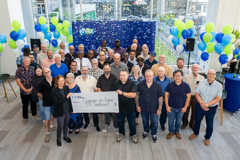 Un gros lot de 55 000 000$ gagné par 49 personnes Les gagnants du gros lot de 55 M$ du Lotto Max du 21 août ont célébré leur gain au siège social de Loto-Québec. (Photo gracieuseté)