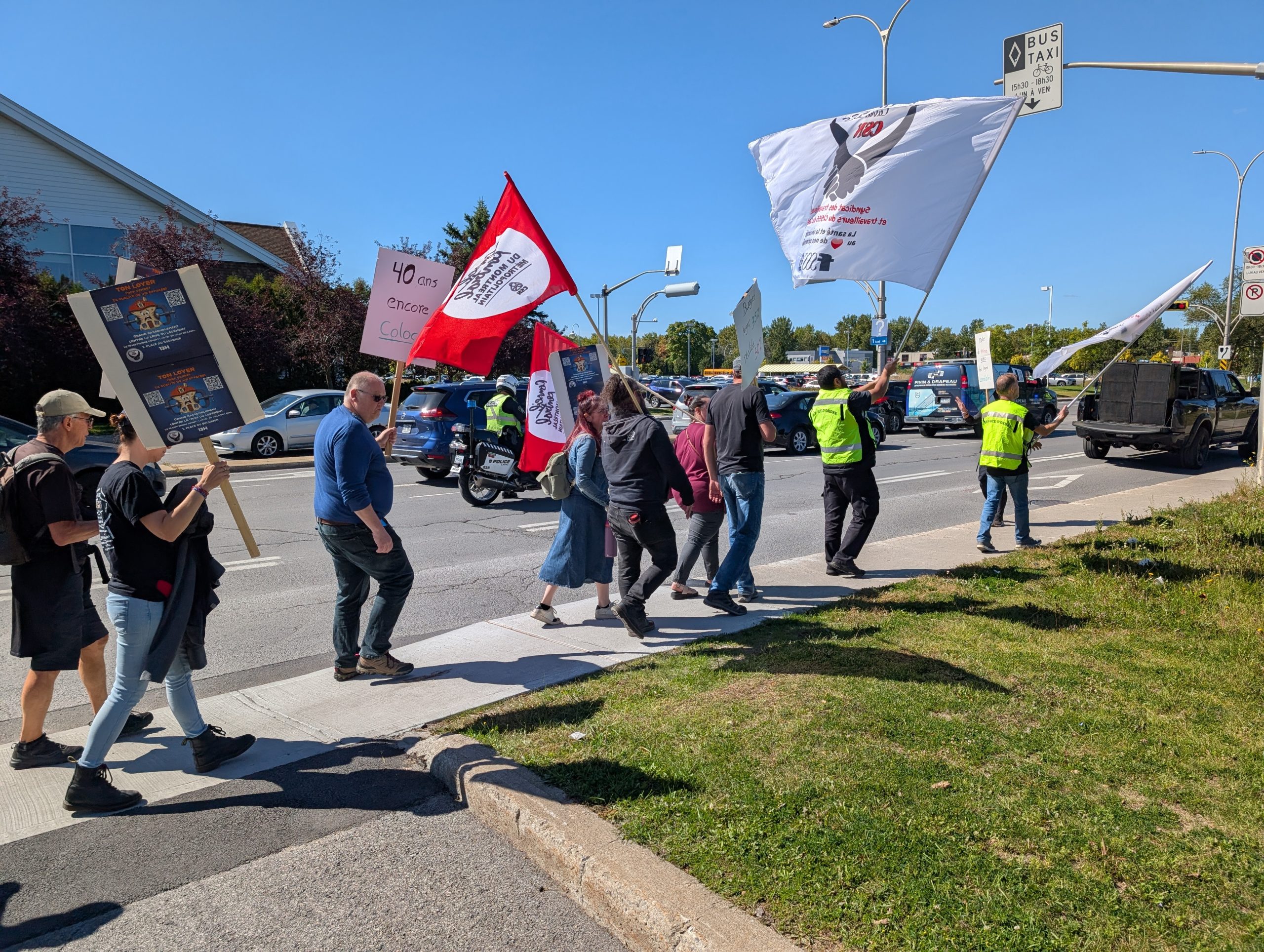 Les manifestants étaient encouragés par les automobilistes qui leur offraient de nombreux coups de klaxon. (Photo 2M.Media - Nicholas Pereira)