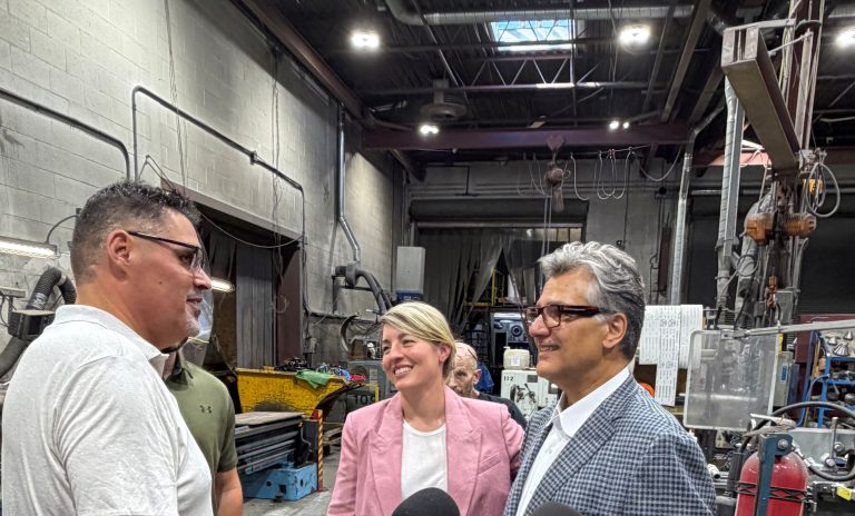 Guerre tarifaire: une entreprise de Laval reçoit plus de 700 000$ La ministre de l’Industrie Mélanie Joly et le député d’Alfred-Pellan, Angelo Iacono, ont visité une entreprise de Laval, Soremag, afin de la soutenir financièrement en pleine guerre tarifaire avec les États-Unis et son président, Donald Trump. Était aussi présent Carlos Leitão, secrétaire parlementaire. (Photo gracieuseté)