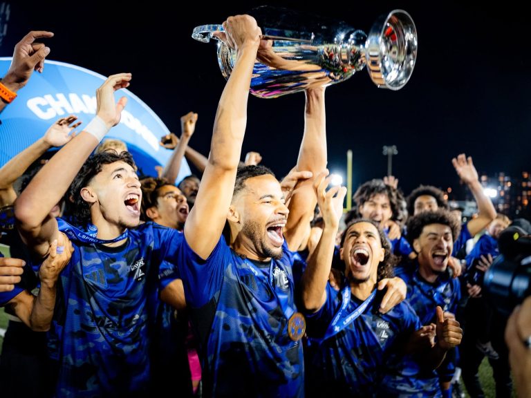 Les joueurs du FC Laval célébrant le titre acquis lors du dernier match du championnat sur leur pelouse du parc Berthiaume-du-Tremblay. (Photo gracieuseté – RWC Photography)