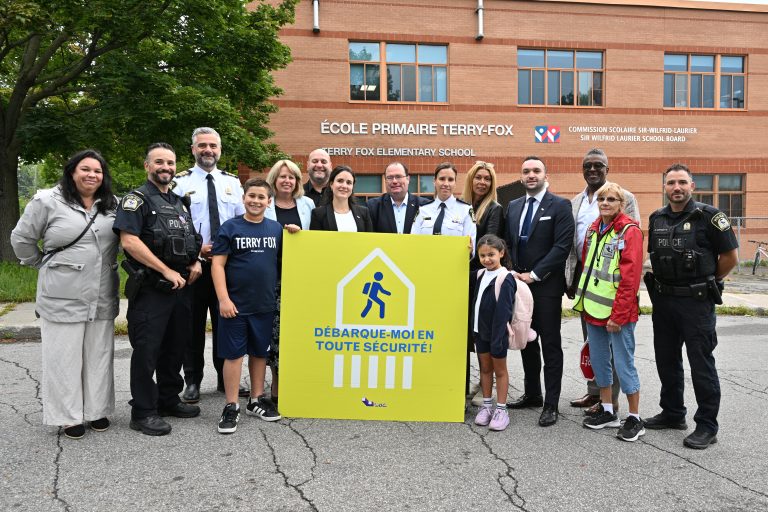 Mobilisation pour la sécurité des enfants autour des écoles de Laval Des représentants des milieux scolaire, politique municipale et sécurité publique se sont rassemblés pour inviter la population à assurer la sécurité des enfants autour des écoles de Laval. (Photo gracieuseté – Martin Alarie)