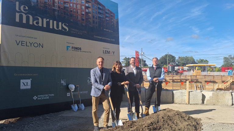 Sur le site du chantier à l’angle des boulevards Curé-Labelle et Marc-Aurèle-Fortin, dans Sainte-Rose, on reconnaît dans l’ordre habituel Martin Raymond, président-directeur général du Fonds immobilier de solidarité FTQ, Sandra El-Helou, conseillère municipale et membre associée du comité exécutif, responsable de l’habitation à la Ville de Laval, Cédric Constantin et Michael Saint-Louis, respectivement associé et vice-président et président de VELYON, la firme de développement immobilier à la tête du projet.