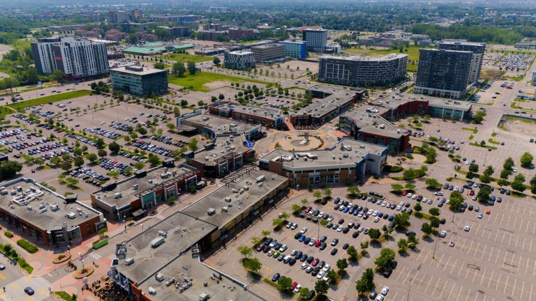 Climat d’affaires: Laval au bas du classement des grandes villes canadiennes Vue aérienne du Centropolis, complexe urbain et commercial regroupant restaurants, boutiques, espaces de bureaux et activités de divertissement au cœur du centre-ville de Laval.