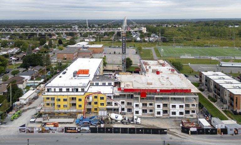 56 M$ pour 142 logements dans Auteuil Le complexe d’habitation Les terrasses d’Auteuil, qui s’élève sur quatre étages, voisine avec l’école et le parc Sainte-Béatrice, rue de Prince-Rupert.