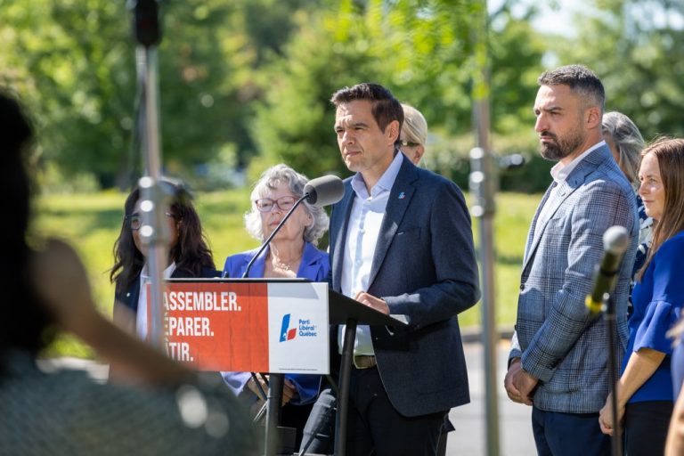 Agrandissement de la Cité-de-la-Santé: début des travaux dans un premier mandat, promet Charles Milliard Entouré de ses candidats à Laval, Charles Milliard lors de son point de presse tenu dans un parc près de l'Hôpital de la Cité-de-la-Santé.